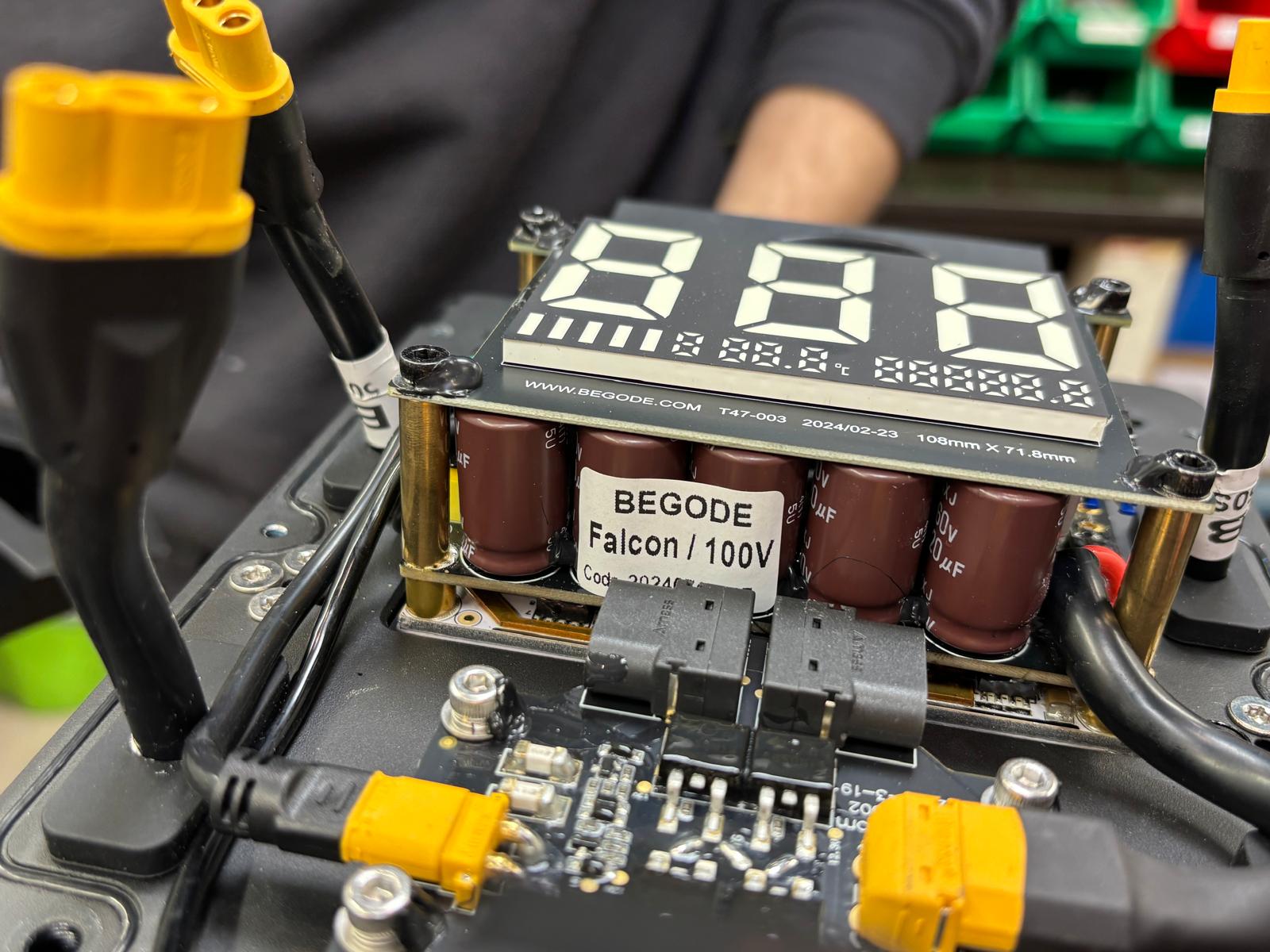 Begode Elektriskais unicikls Falcon ar 50 S baterijam un divam atsperem komplektā